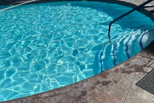 Luxury MDR 1bd/1ba w/ patio pool view, spa, gym thumb 3