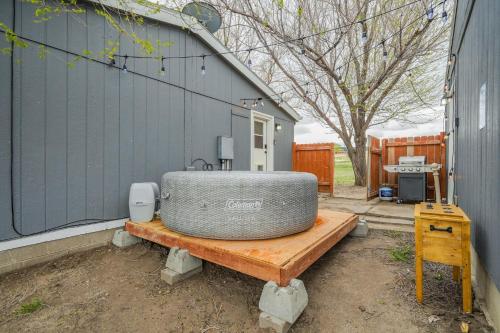 Hawkeye Outdoor Adventures Game Room Hot tub in Peyton, USA