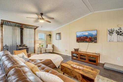 Hawkeye Outdoor Adventures Game Room Hot tub in Peyton, USA