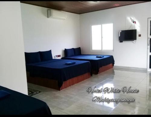 3 double beds
