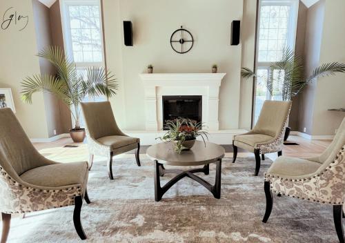 A szálláshely kívülről, Cozy Villa 3 mins to Mohegan- Fully Stocked with King Bed & Fireplace- Jacuzzi, Saltwater Pools, Sau in Norwich