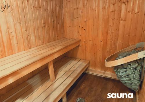 Szauna, Cozy Villa 3 mins to Mohegan- Fully Stocked with King Bed & Fireplace- Jacuzzi, Saltwater Pools, Sau in Norwich