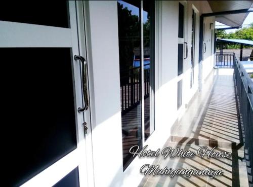 Hotel white house mahiyanganaya in Mahijanganaja