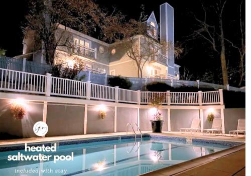 Úszómedence, Cozy Villa 3 mins to Mohegan- Fully Stocked with King Bed & Fireplace- Jacuzzi, Saltwater Pools, Sau in Norwich