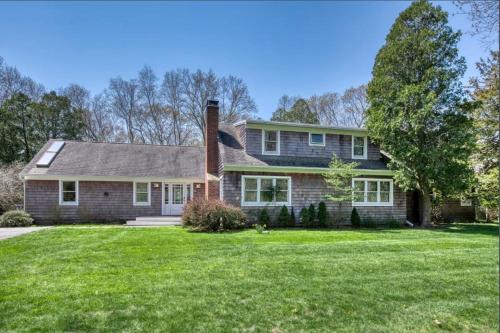 Spacious 5-BR 4-Bath Pool in East Hamptons in Springs (NY)