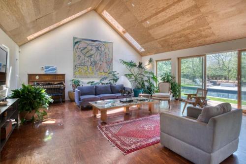 Spacious 5-BR 4-Bath Pool in East Hamptons in Springs (NY)