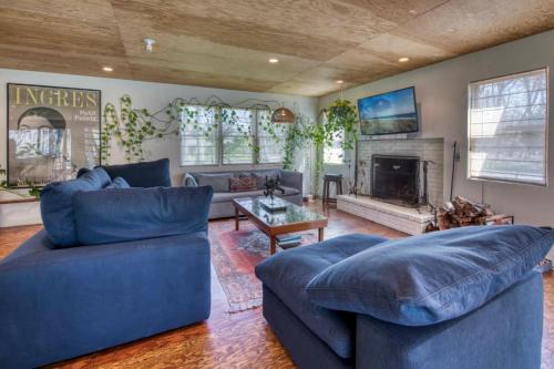 Spacious 5-BR 4-Bath Pool in East Hamptons in Springs (NY)