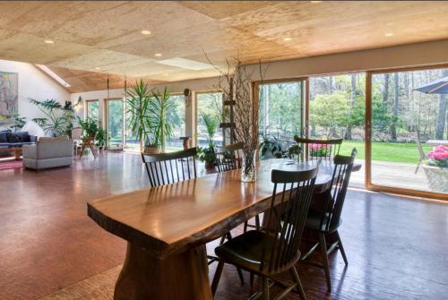 Spacious 5-BR 4-Bath Pool in East Hamptons in Springs (NY)