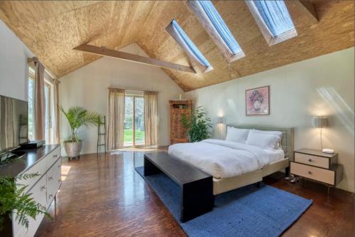 Spacious 5-BR 4-Bath Pool in East Hamptons in Springs (NY)