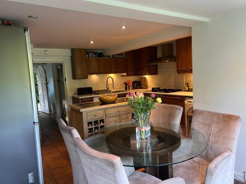 Lodge Backed by English Legacy in Ripley (Surrey)