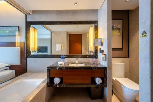 558087788 Crowne Plaza Wuxi Taihu by IHG