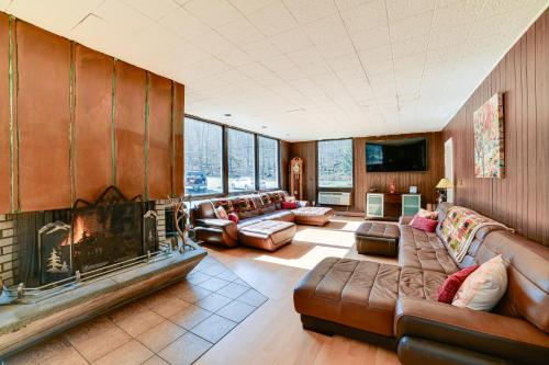 Massive Roscoe Retreat: Great for Large Groups! in Rosko (NY)