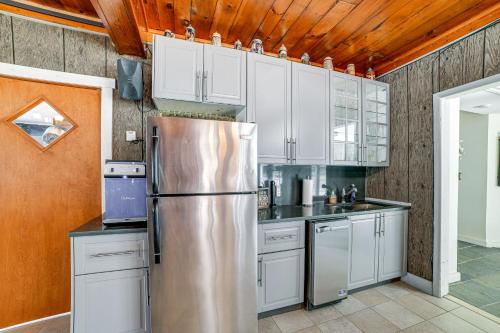 Massive Roscoe Retreat Great for Large Groups!