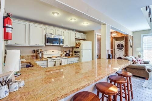 Townhome on Big Boulder Mountain Walk to Lake! in Lake Harmony, USA