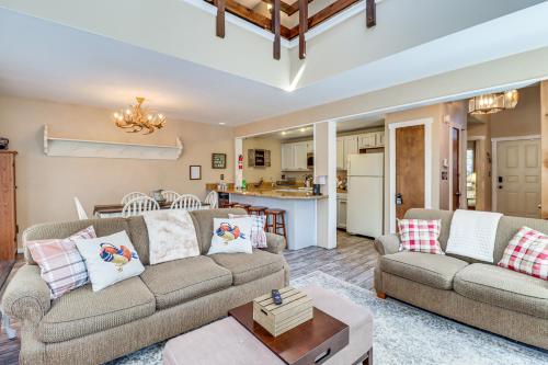 Townhome on Big Boulder Mountain Walk to Lake! in Lake Harmony, USA