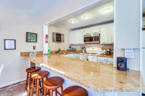Townhome on Big Boulder Mountain Walk to Lake! in Lake Harmony, USA