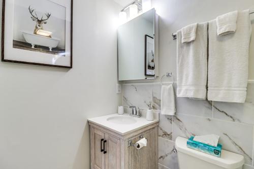 Walk to Lake Townhome with Deck on Big Boulder Mtn