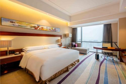 558098446 Crowne Plaza Wuxi Taihu by IHG
