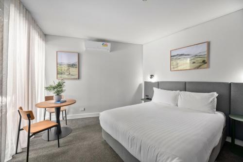 Book the Standard Queen Room and Parking Standard Queen Room - Free Wifi and Parking