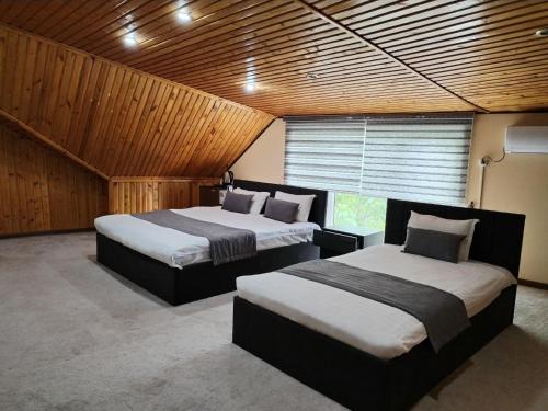 1 queen bed, 1 twin bed