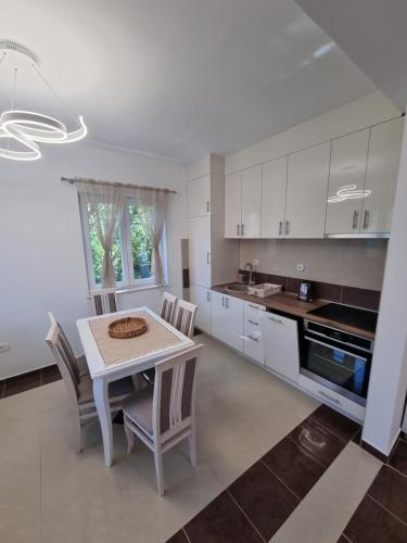 M apartman in Prcanj