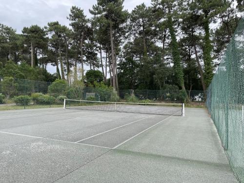 Chalet paisible à la plage, piscine et tennis