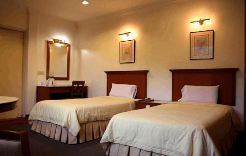 2 twin beds
