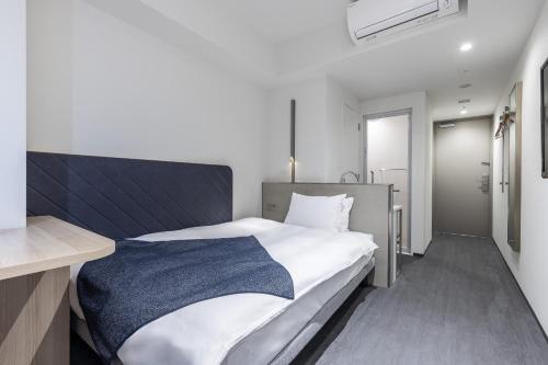 Economy Double Room with Small Double Bed and Shower image 3