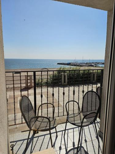 Double Room with Balcony and Sea View image 6