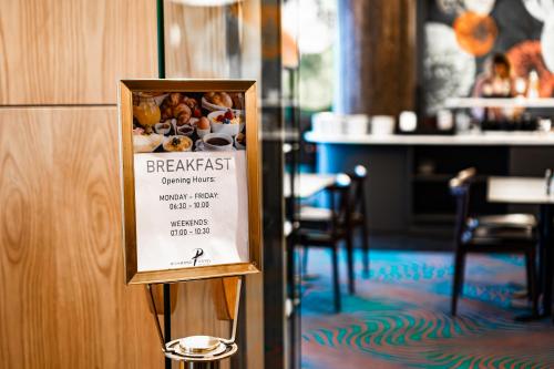 Richmond Hotel - image 10