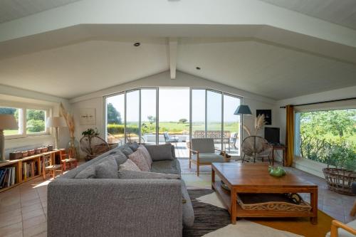 Maison de famille donnant sur le Golf et le Fier d'Ars dans un parc de 7500m2 in Les Portes-en-Re