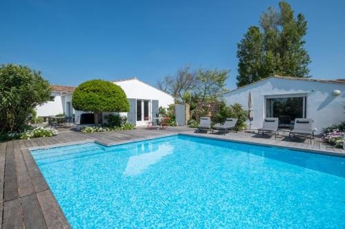 Maison de famille donnant sur le Golf et le Fier d'Ars dans un parc de 7500m2 in Les Portes-en-Re
