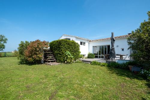 Maison de famille donnant sur le Golf et le Fier d'Ars dans un parc de 7500m2 in Les Portes-en-Re