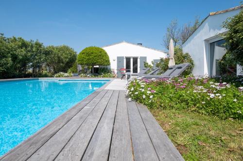 Maison de famille donnant sur le Golf et le Fier d'Ars dans un parc de 7500m2 in Les Portes-en-Re