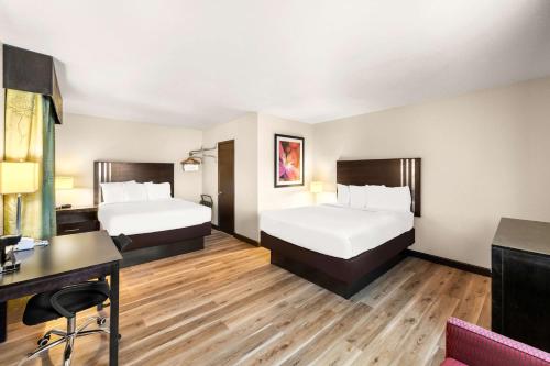 2 queen beds