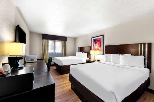 1 king bed, 2 queen beds