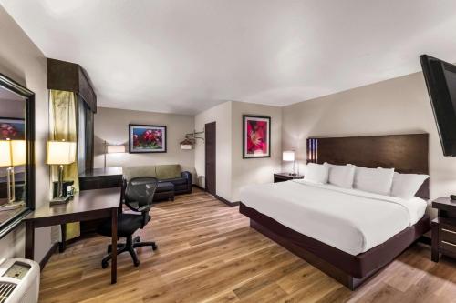 1 king bed, 2 queen beds