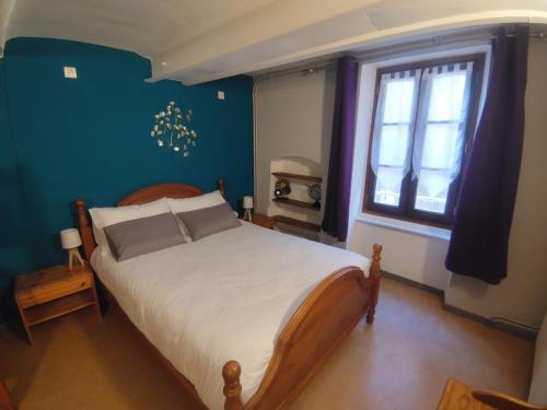 1 double bed, 1 bunk bed