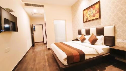 Deluxe Double Room image 10