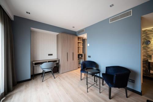 Double or Twin Room with Terrace and Spa Access image 8