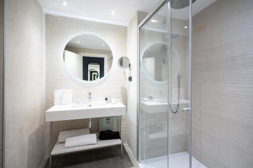 Double or Twin Room with Terrace and Spa Access image 9