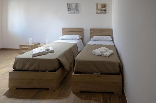 2 twin beds