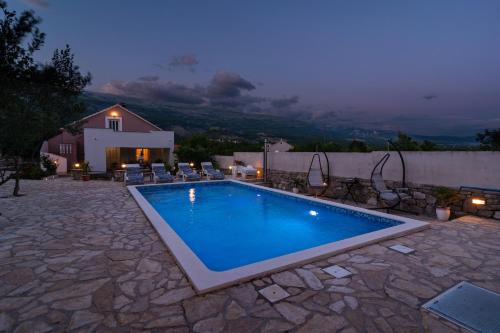 Three-Bedroom Holiday Home in Dabar in Rumin