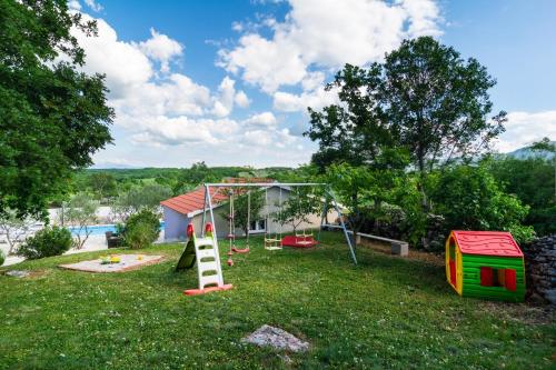 Three-Bedroom Holiday Home in Dabar in Rumin