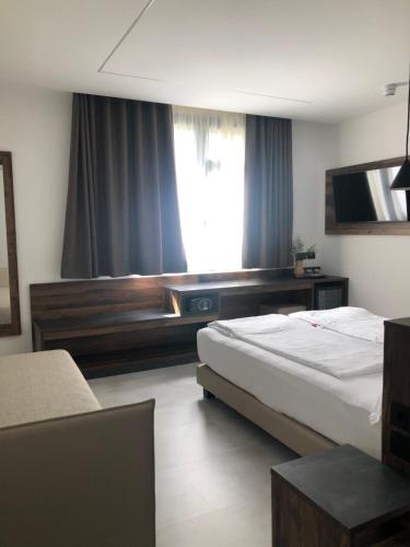 1 queen bed, 1 sofa bed
