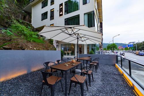 Mountain Luxury Courtyard Hotel-Zhangjiajie Wulingyuan National Forest Park-Cocktail complimentary upon check-in--Free airportpick-up or drop-off for Reserve of 4nights or more - image 4