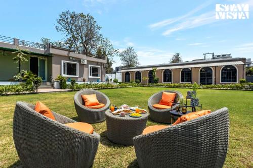 Arcadian Manor with Indoor Pool Indoor-Outdoor Games at Varanasi by StayVista – khách sạn tại Manrauli