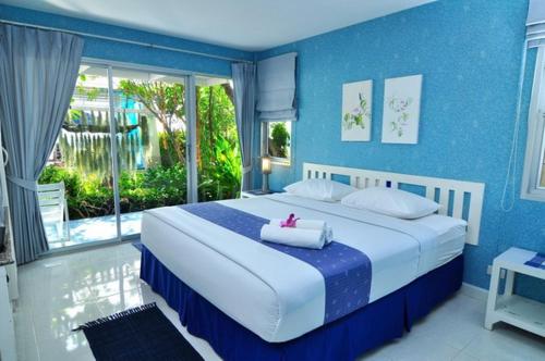 room detail thumbnail 2