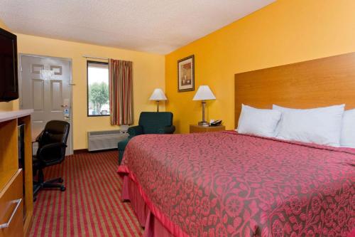 Days Inn by Wyndham Franklin - image 2