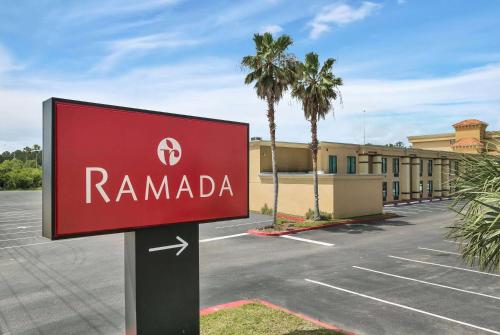 Ramada by Wyndham Jacksonville I-95 by Butler Blvd in Jacksonville, USA